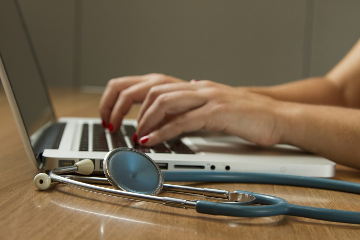 Transformasi Digital Ekosistem Kesehatan: Vitalnya Integrasi SIMRS dengan Alat Medis Modern bagi Manajemen